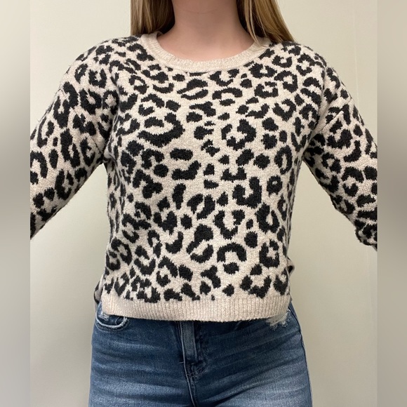Cheetah sweater size XS - Picture 3 of 4